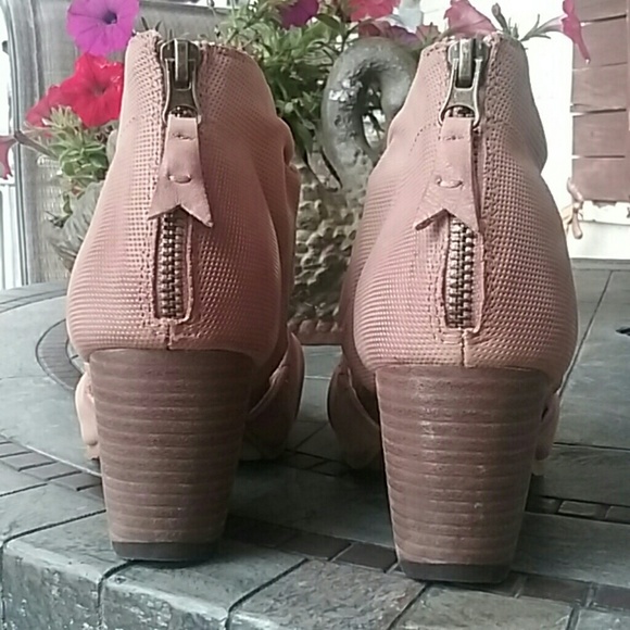 New OTBT Sandles - Picture 3 of 8